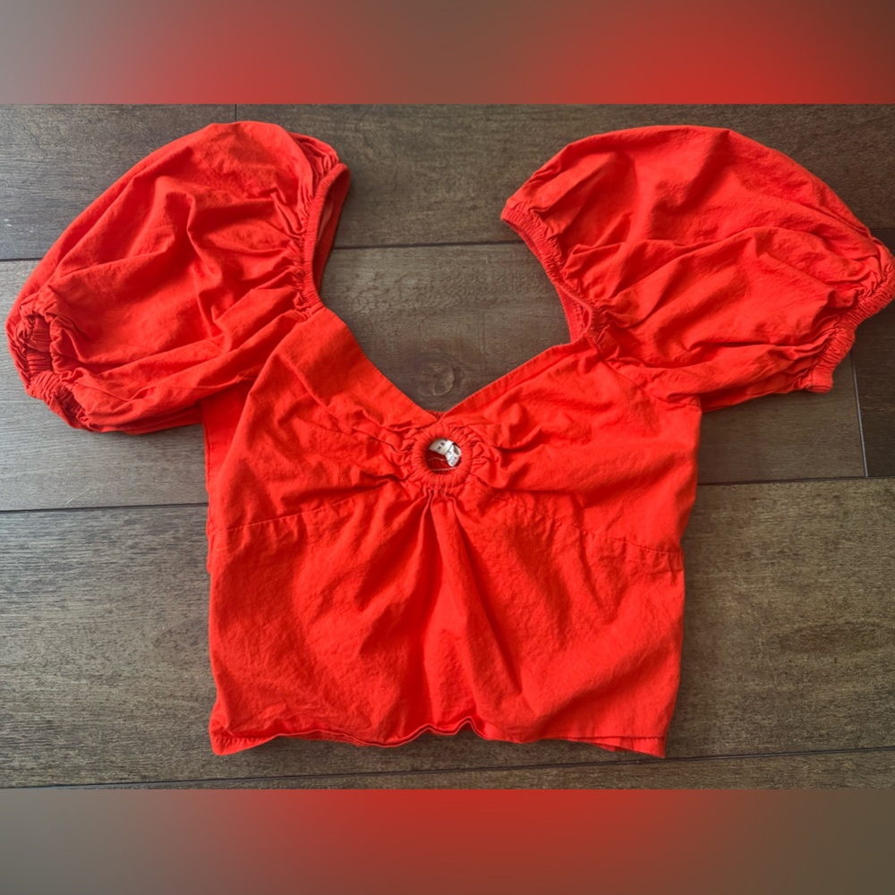 Red cropped blouse with puff sleeves.